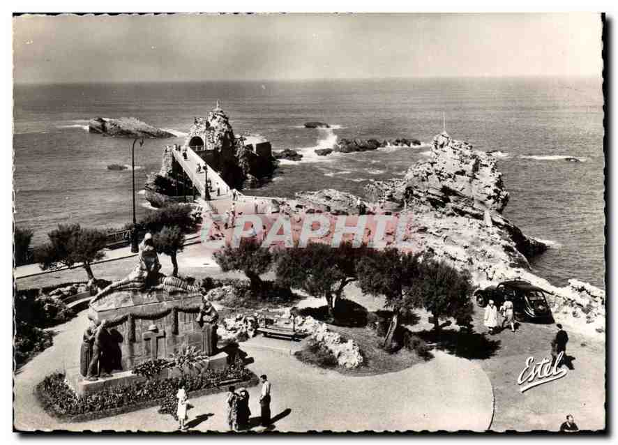 CPM Biarritz vue sur le rocher de la Vierge et le monument aux Morts 