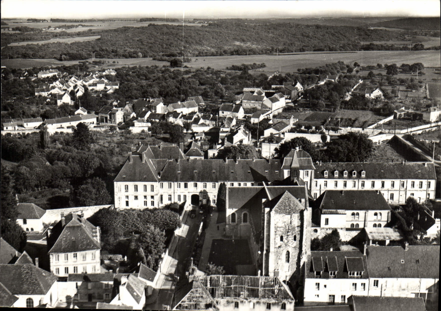 Jouarre (77) — Vue aérienne de l'Abbaye — Nouvelle Entrée — Combier Imprimeur