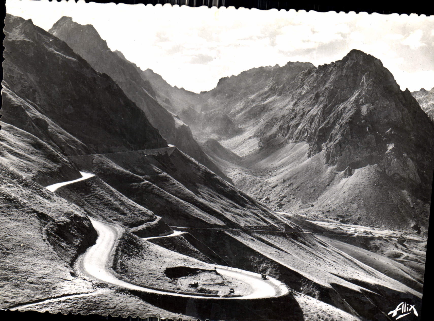 CPM Les Pyrenees Le Col du Tourmalet La Descente sur Bareges le Fer a cheval 