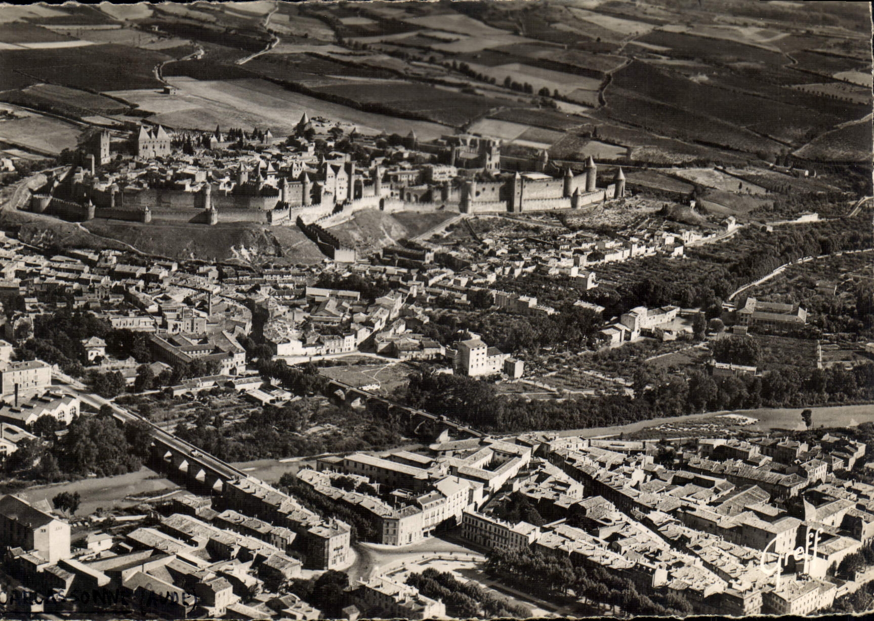 CPM En Languedoc Carcassonne Aude Vue aerienne l'Ensemble de la Ville et de la Cite Pont Neuf sur l'