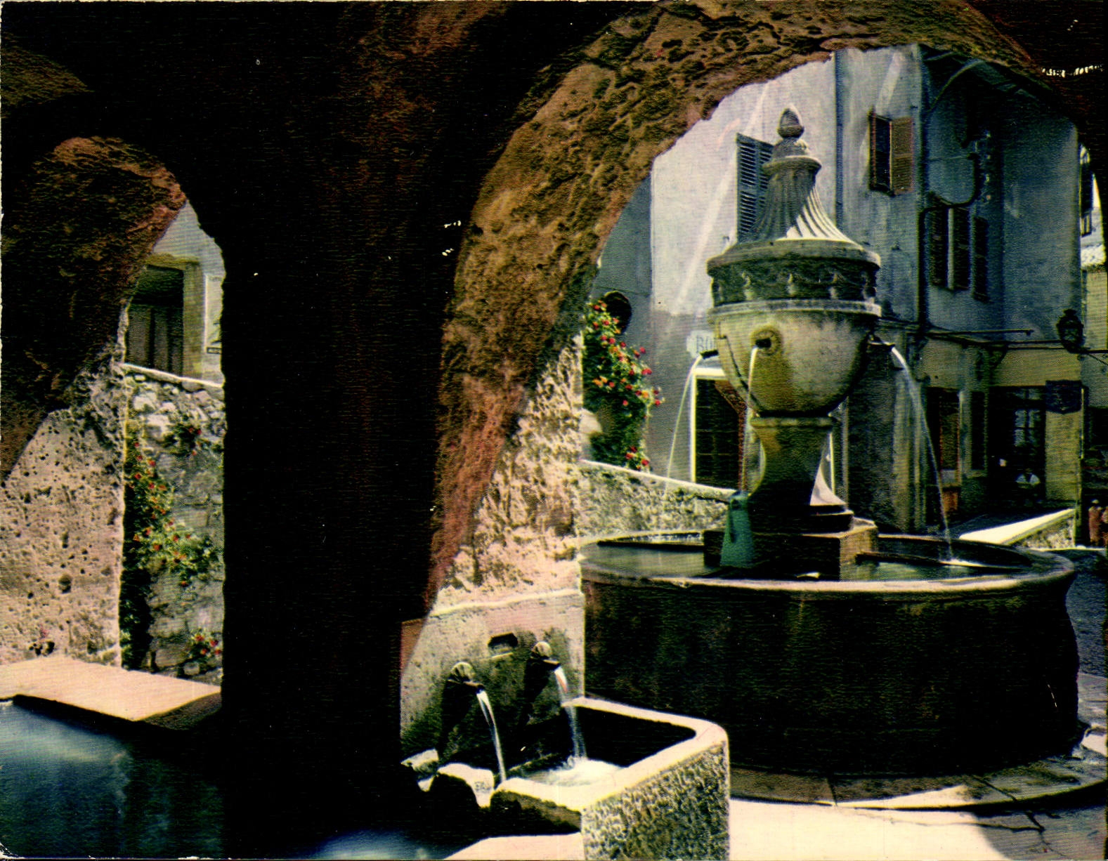 CPM La Cote d'Azur French Riviera Saint Paul de Vence La Fontaine 