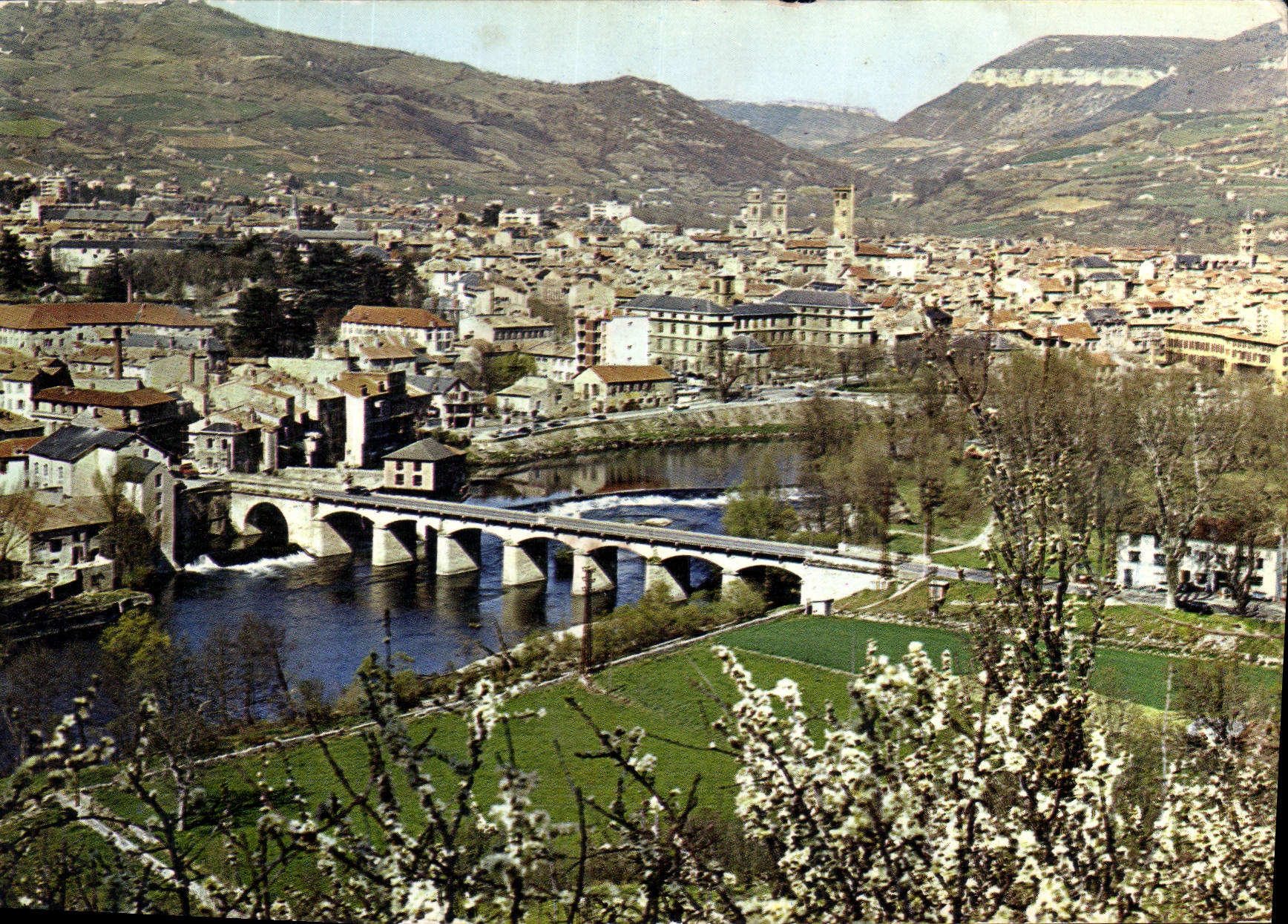 Millau (Aveyron) — Vue générale, au premier plan le pont Lerouge sur le Tarn — Édifice Nove, 185