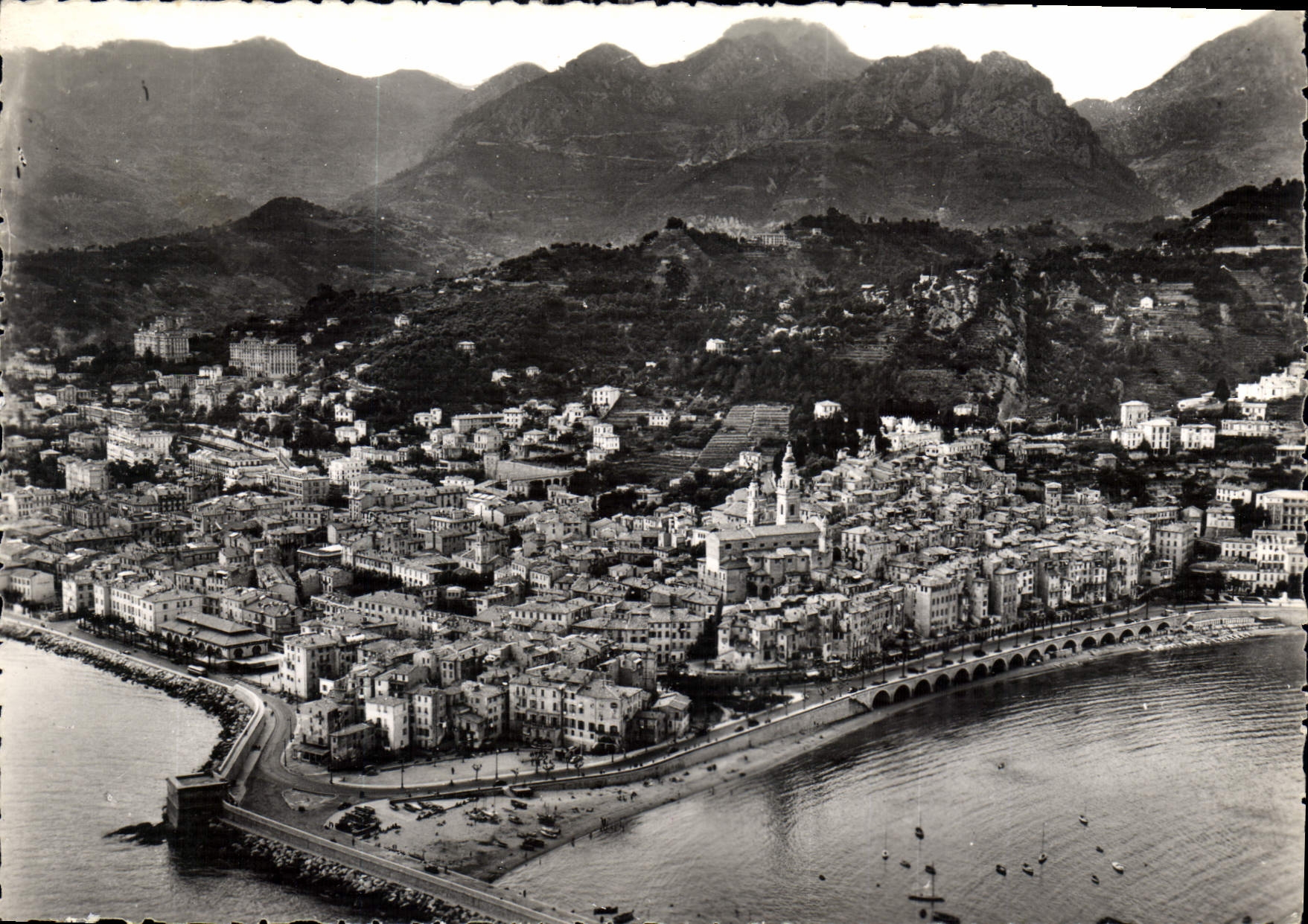 Menton — Luftpanorama der Stadt, umrahmt von einer Bergkette — Reproduktion verboten