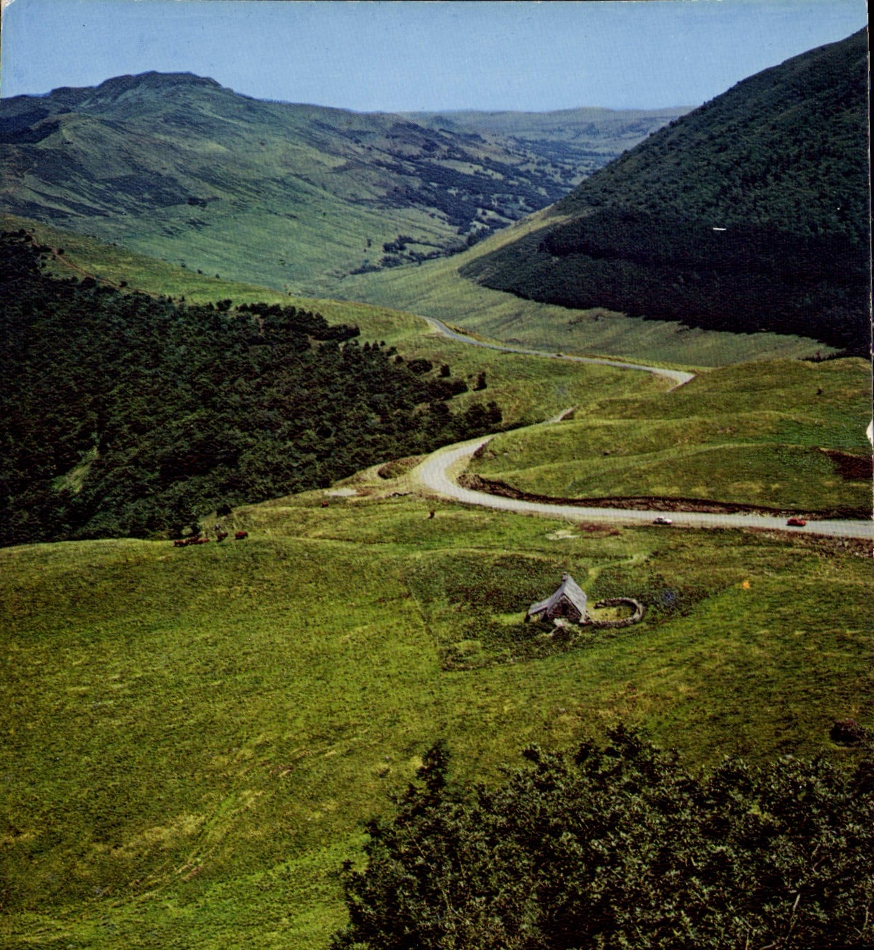 CPM En Auvergne autour du Puy Mary Buron des Lacs vallee de l'Ampradne et route de Murat 