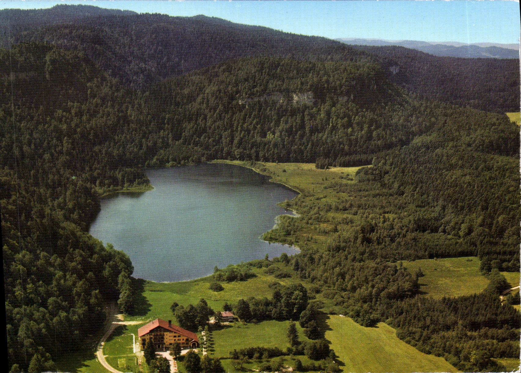 CPM Paysages du Jura Le Lac du Bonlieu dans son cadre noise 
