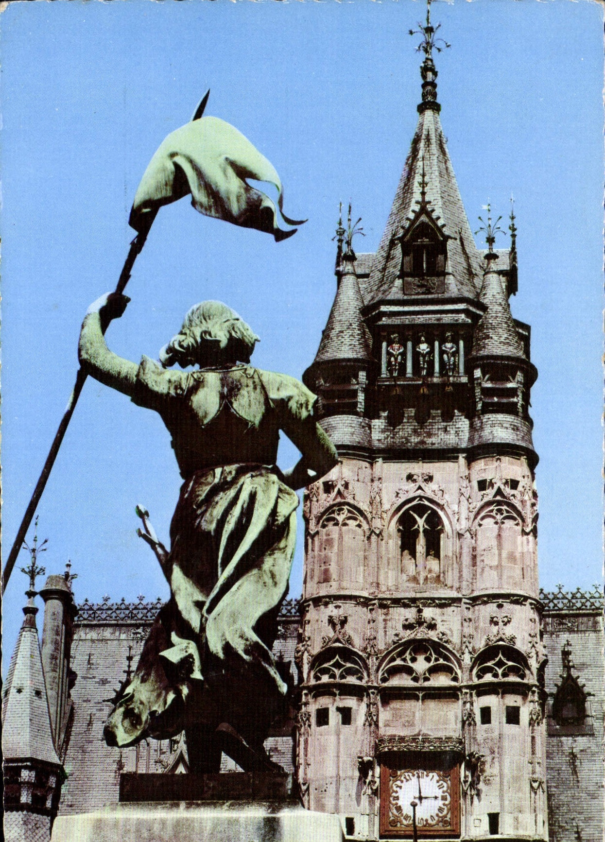 CPM Compiegne Oise l'Hotel de Ville et la Statue de Jeanne d'Arc 