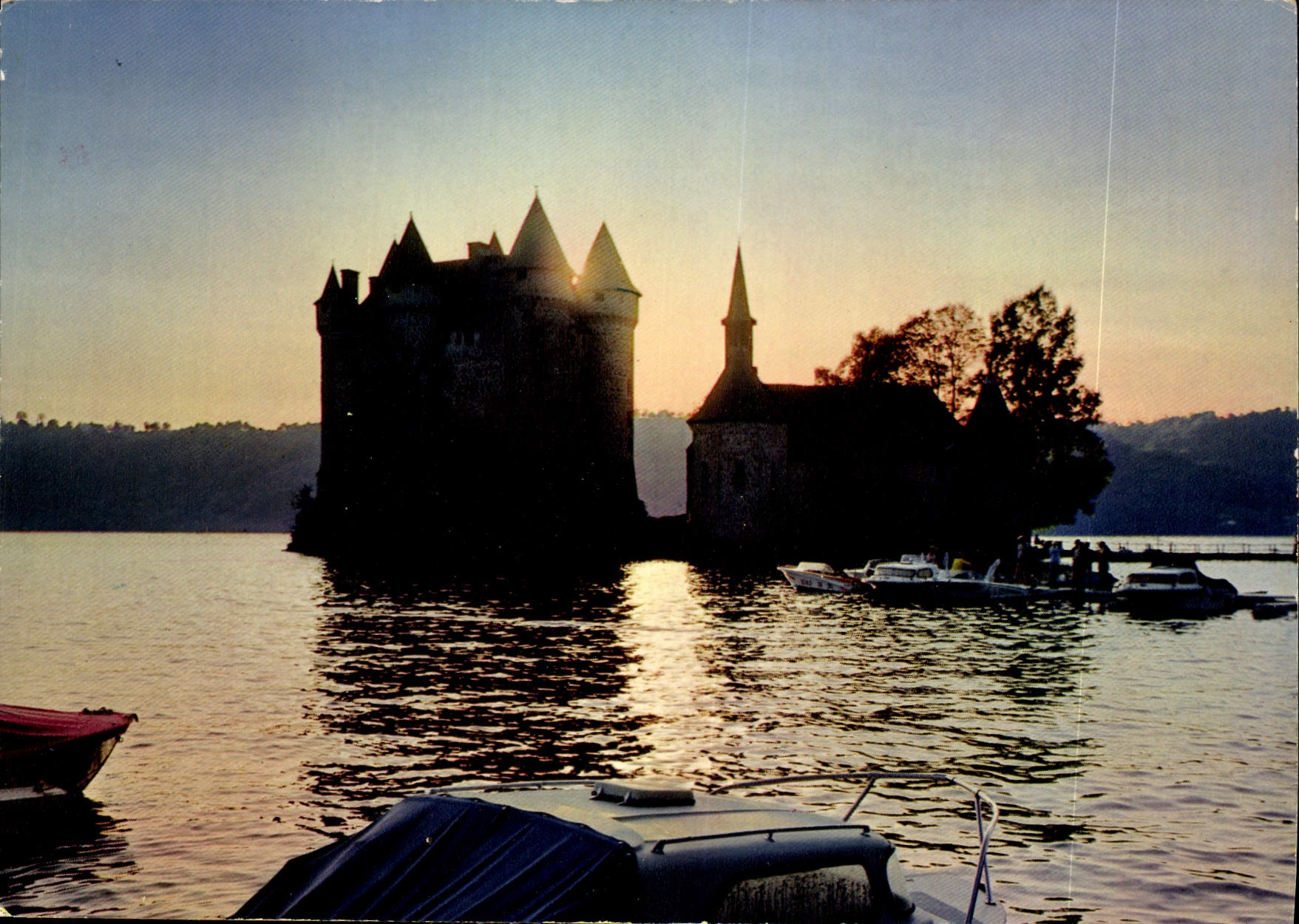 CPA Crepuscule a Val Chateau Commune Lanobre sur le lac du barrage de Bort les Orgues 