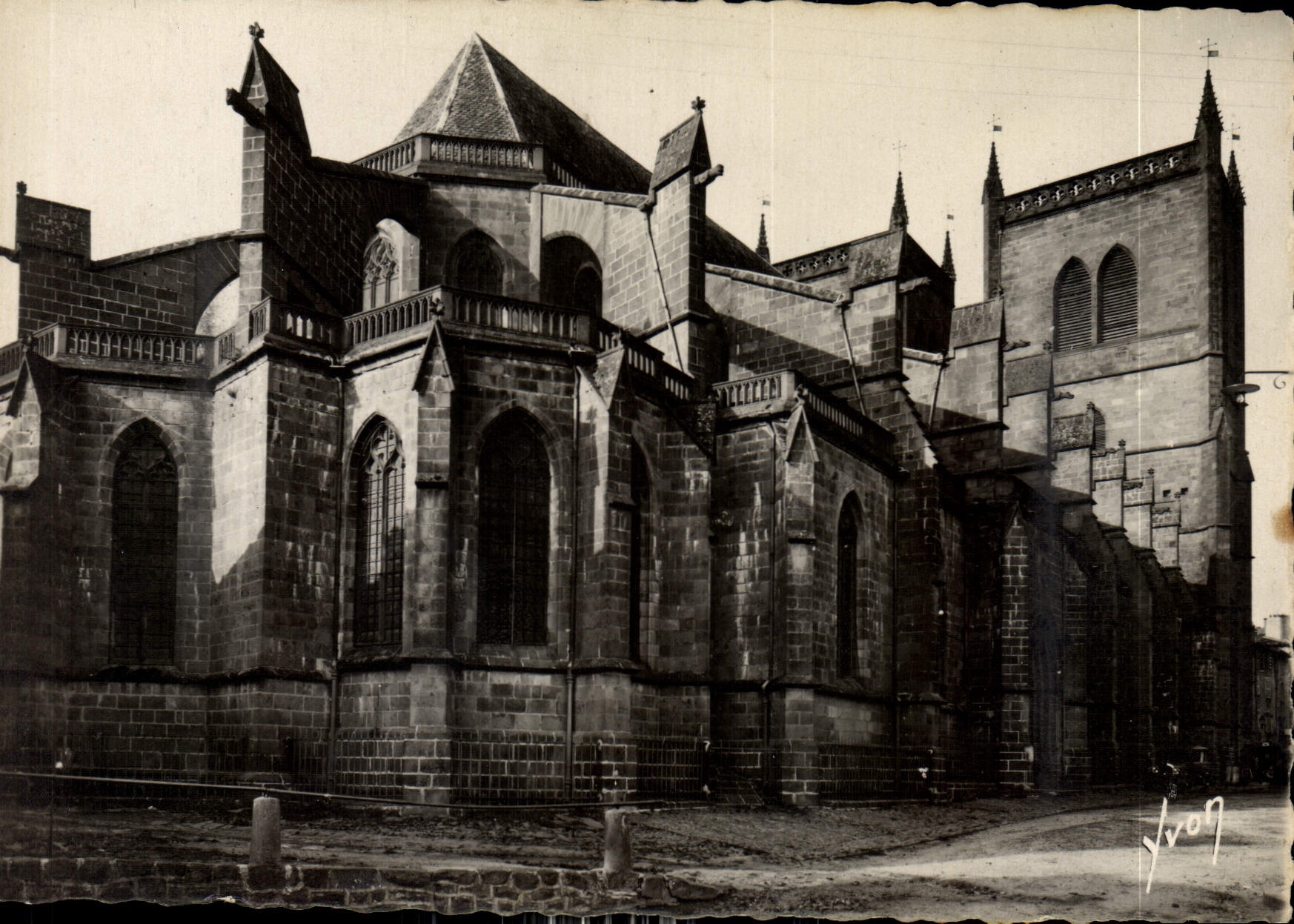CPA Saint Flour Cantal Abside de la Cathedrale 