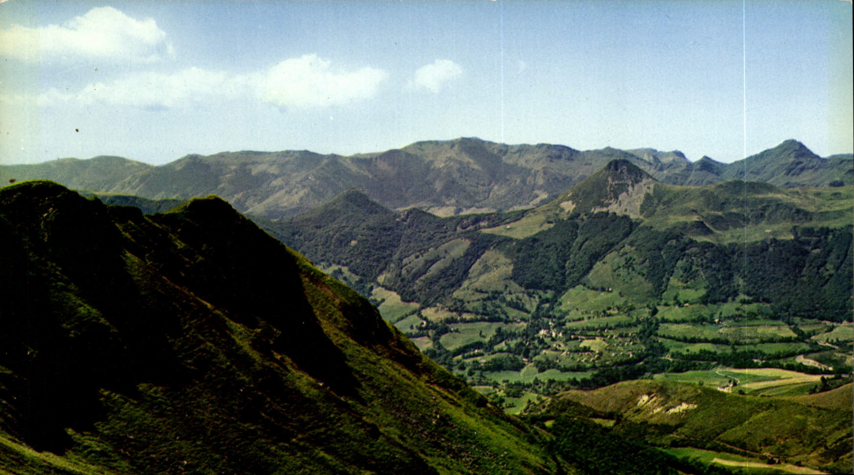 CPA Panorama decouvert depuis le sommet du Plomb du Cantal Puy Griou et du Puy Mary 