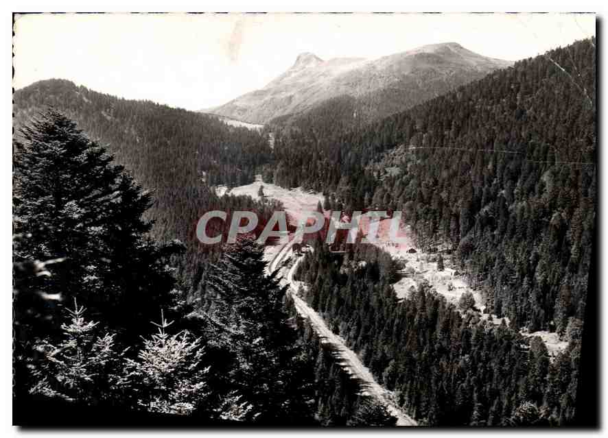 CPA La Haute Auvergne Le Lioran Cantal Au loin le Puy Griou 
