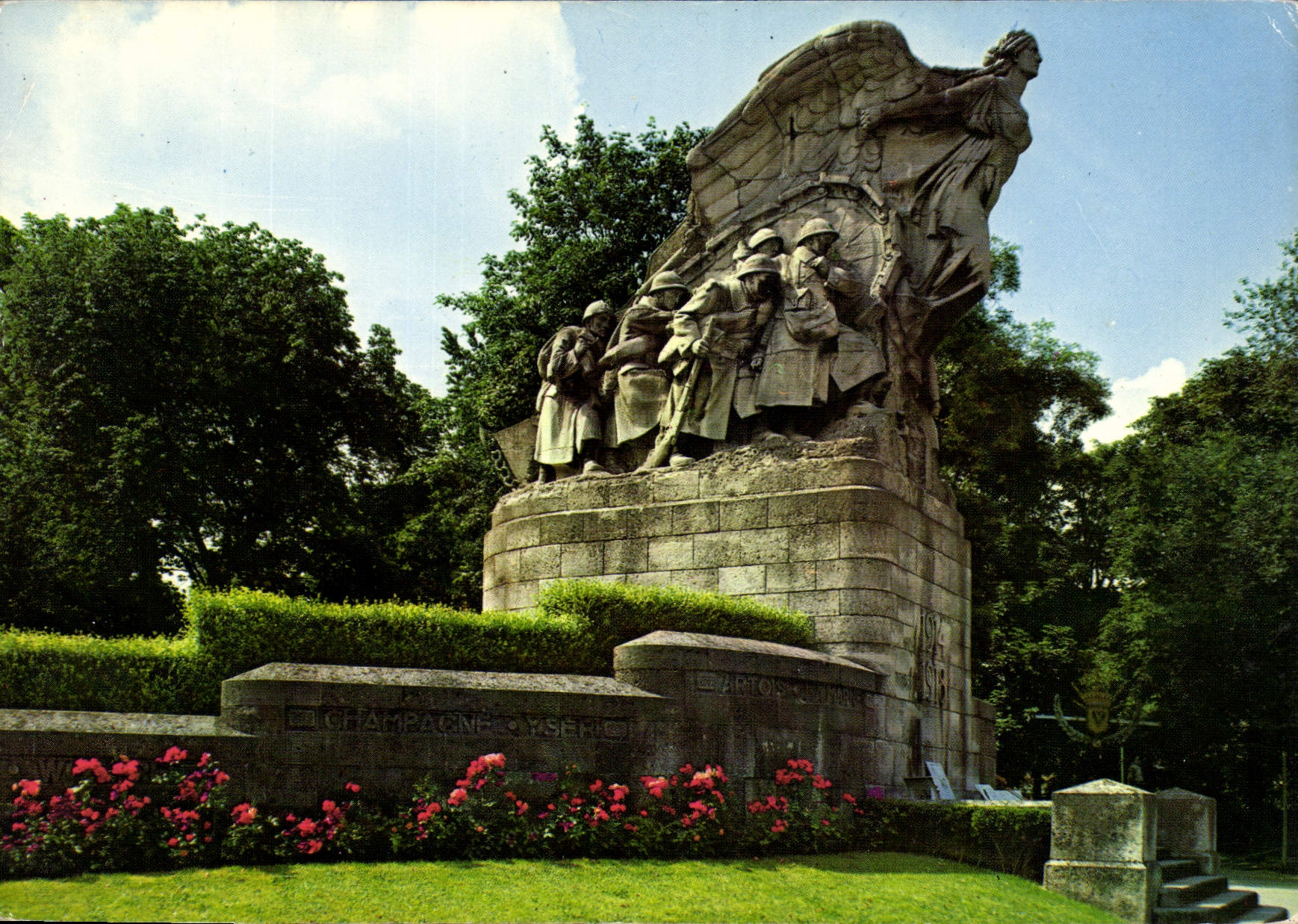 CPM Ars et couleurs Cambrai Nord le monument aux Morts 