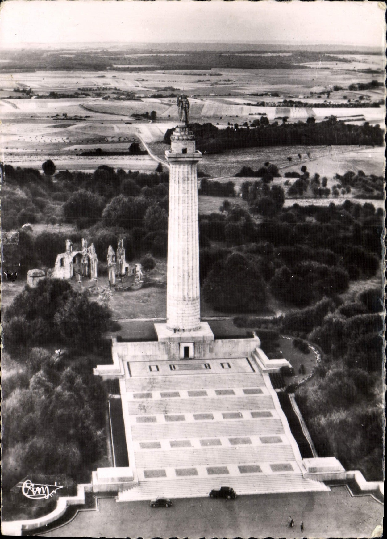 CPM Montfaucon Meuse vue aerienne le monument Americain 