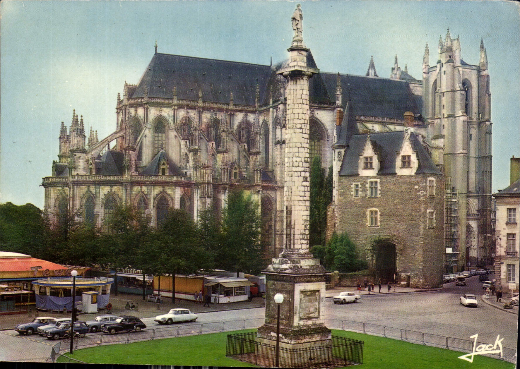 CPM Couleurs de Bretagne Nantes la Place du Marechal Foch la colonne Louis XVI et a Cathedrale 