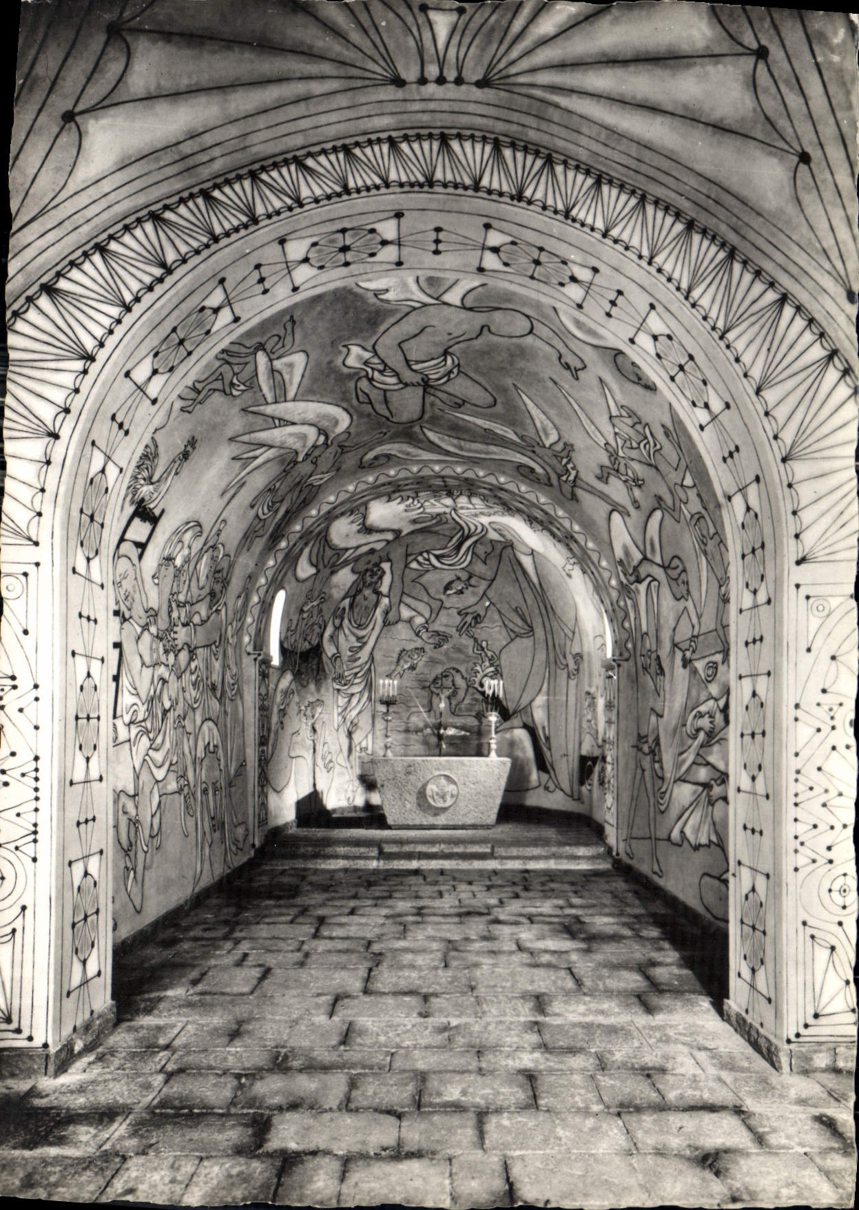Chapelle Saint-Pierre de Villefranche-sur-Mer — offerte aux pêcheurs — décorée par Jean Cocteau — éditions André Leconte, Monaco
