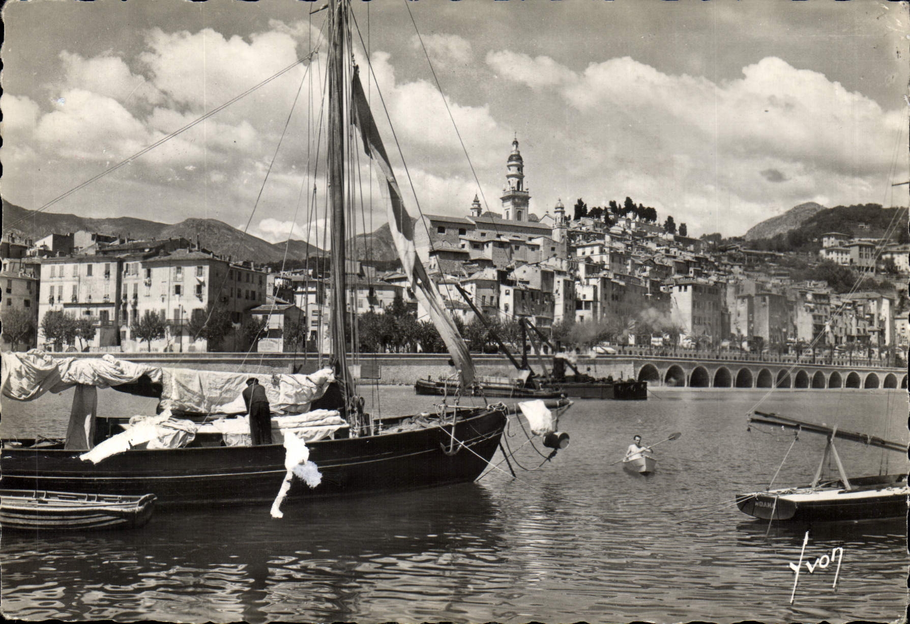 CPM Menton Alpes Maritimes le port et la vieille ville 