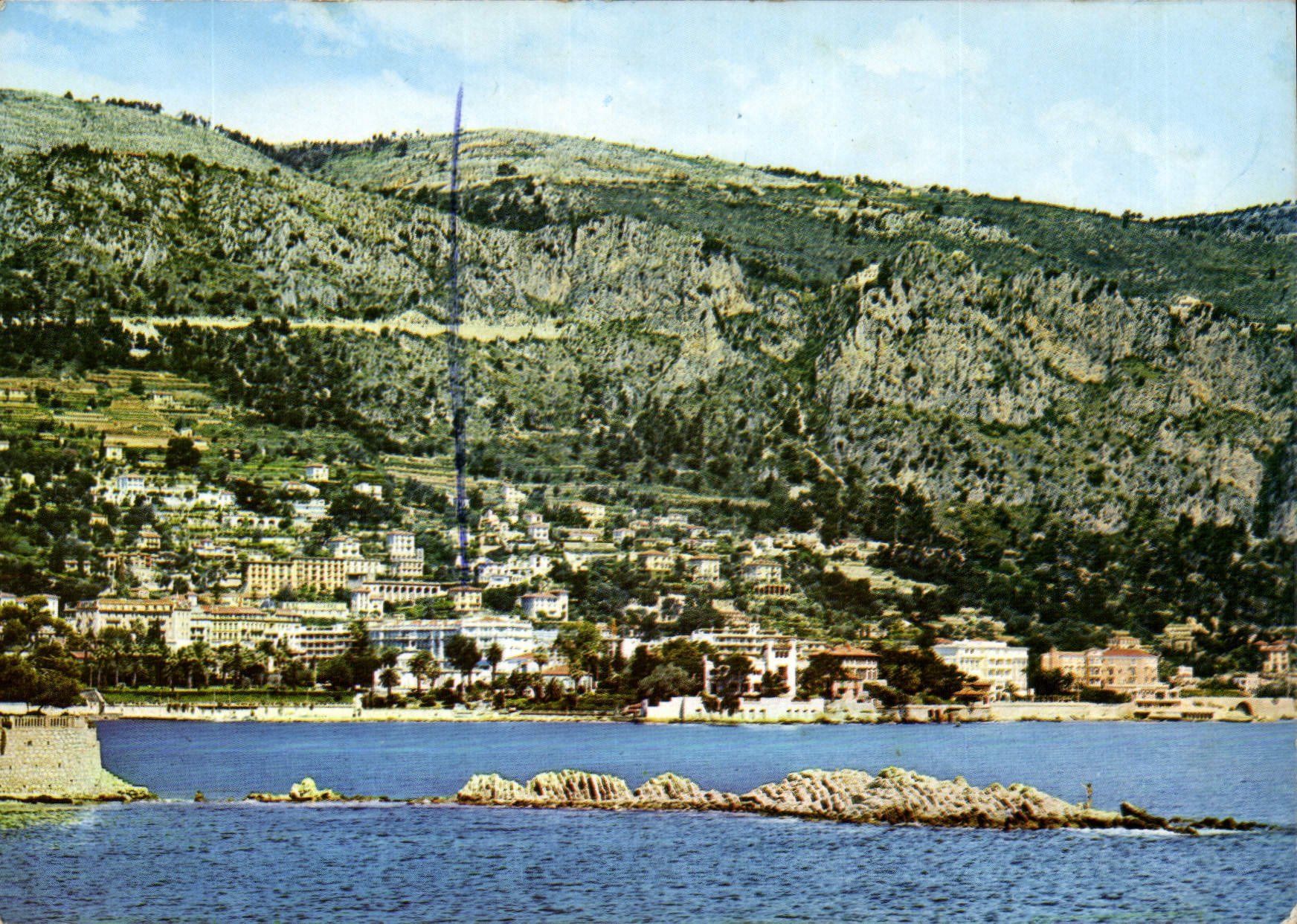CPM Cote d'Azur Beaulieu sur mer vue generale au fond la moyenne et la grande Corniche 
