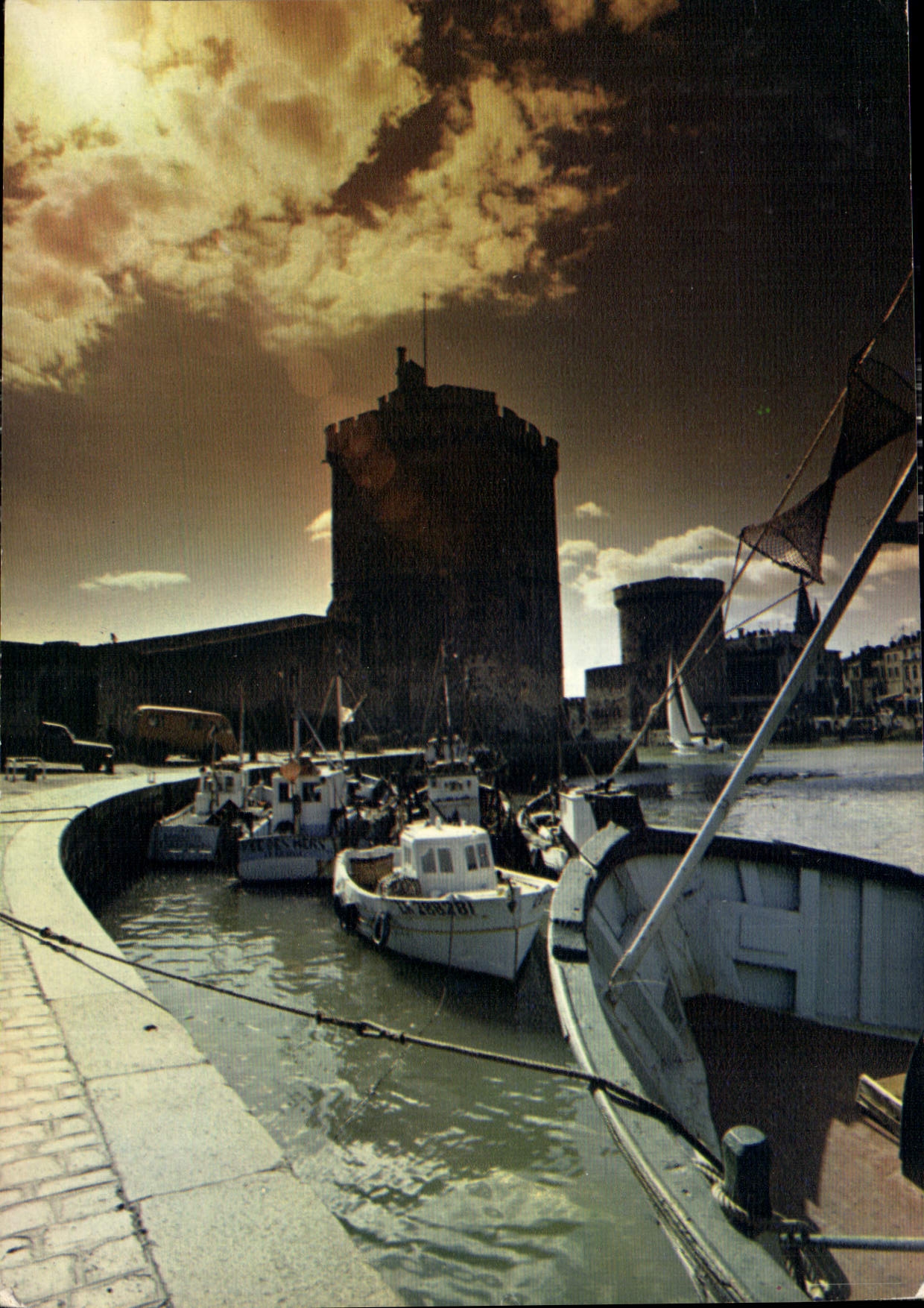 CPM La Rochelle Charente Maritimes Clarte du soir sur l'entree du port la tour Saint Nicolas et la t