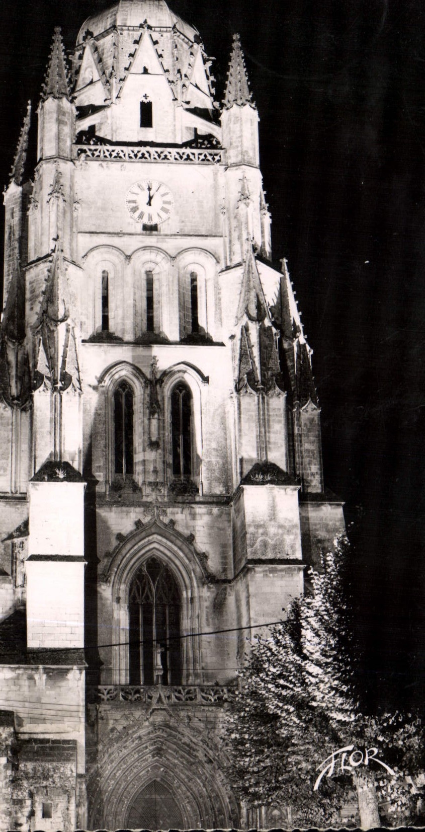 CPM Saintes Ch Mme Eglise Saint Pierre Eclairage realise avec des projecteurs Nazda par le Comotoir 