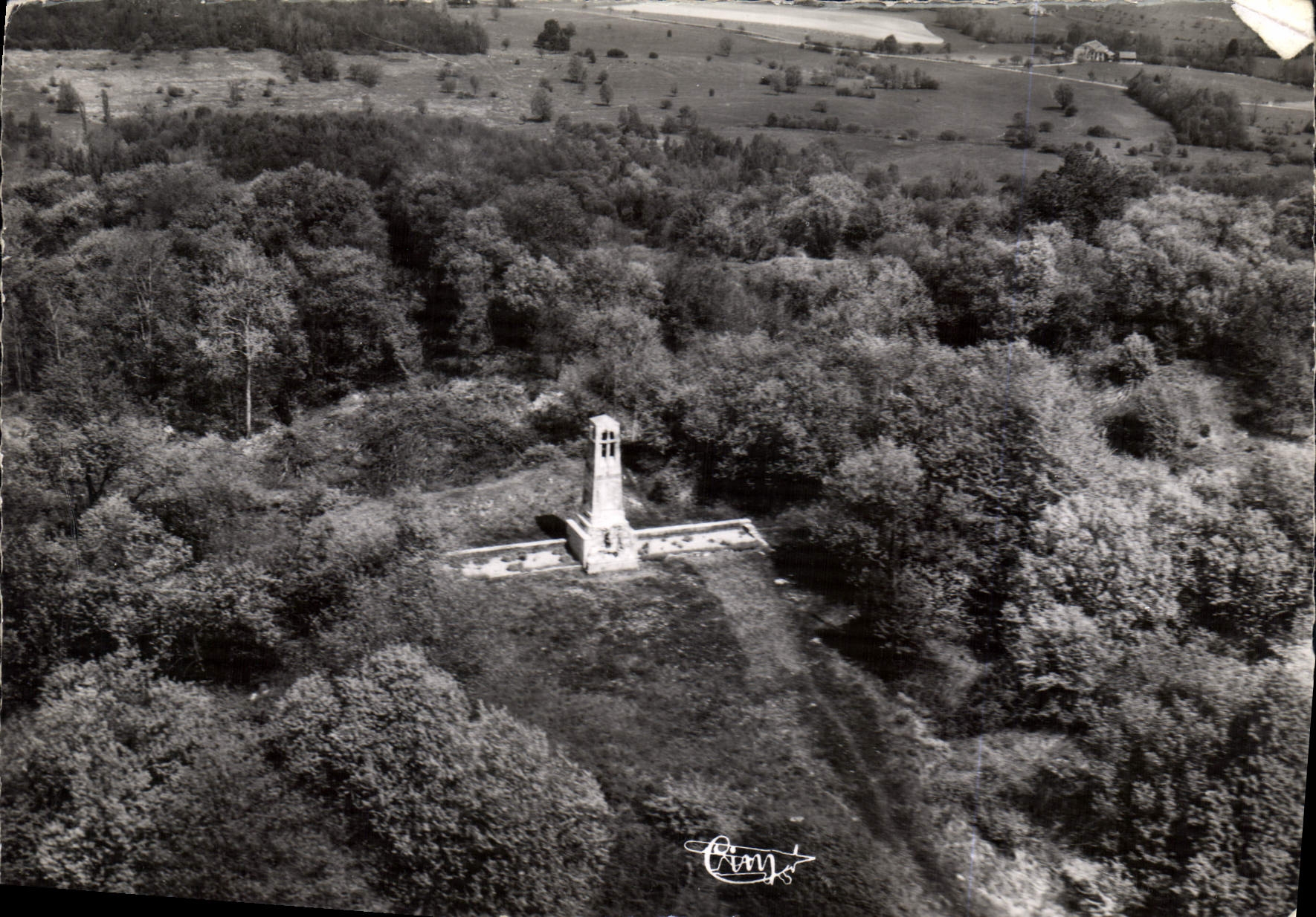 CPM Vauquois Meuse Vue aerienne sur le Monument Phare eleve a la Memoire des glorieux Combattants de