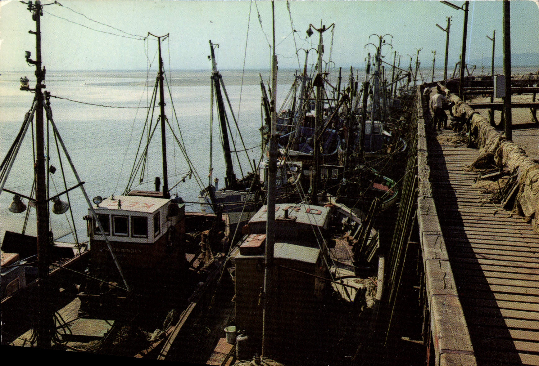 The Fishing Port and the Wharf — La Côte d'Opale (80-Somme) — Artaud Frères, Publishers, Carquefou (44) — N° E/4132