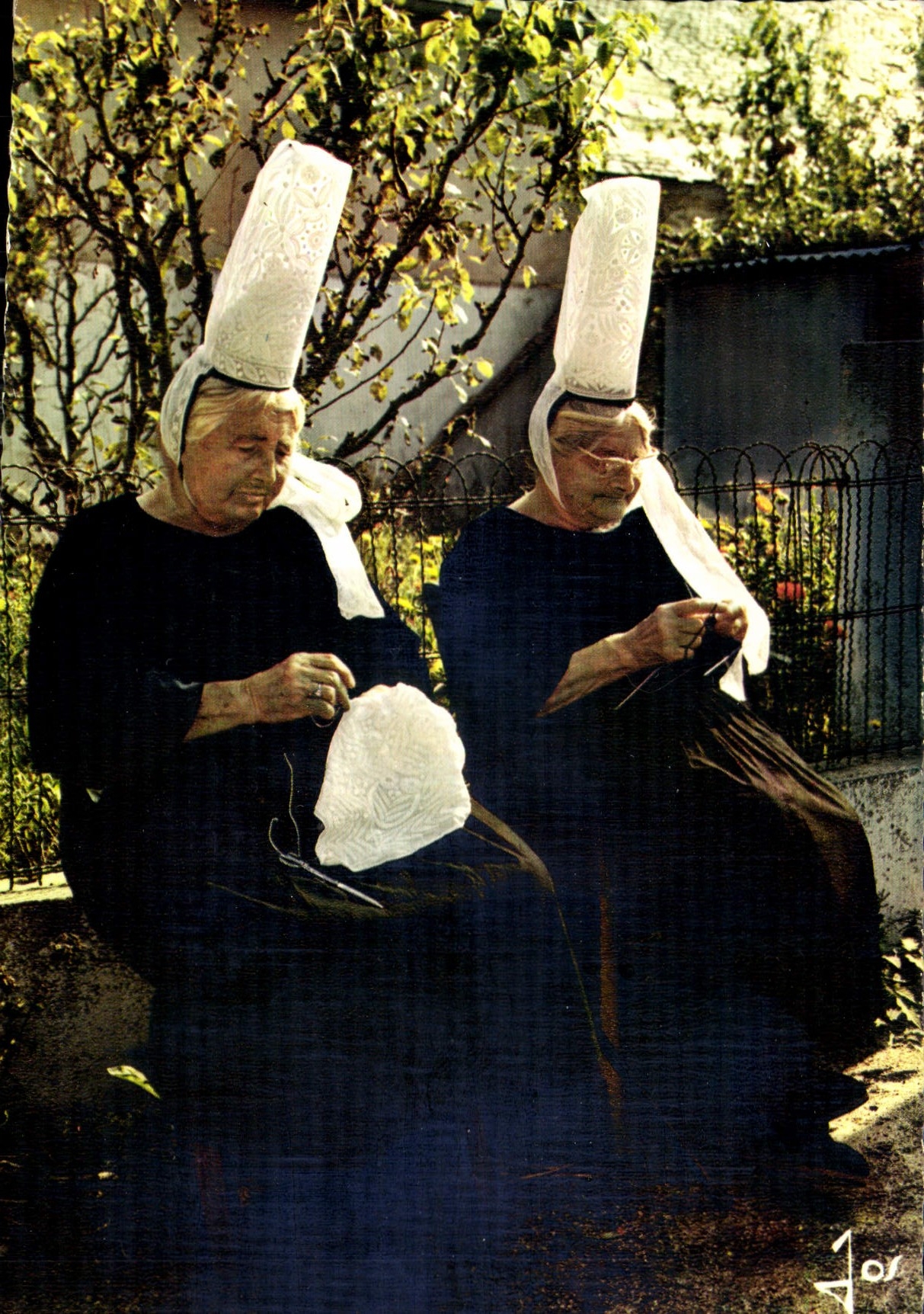 CPM La Bratagne en Couleurs Vieilles Bigoudenes au soir de la vie Folklore