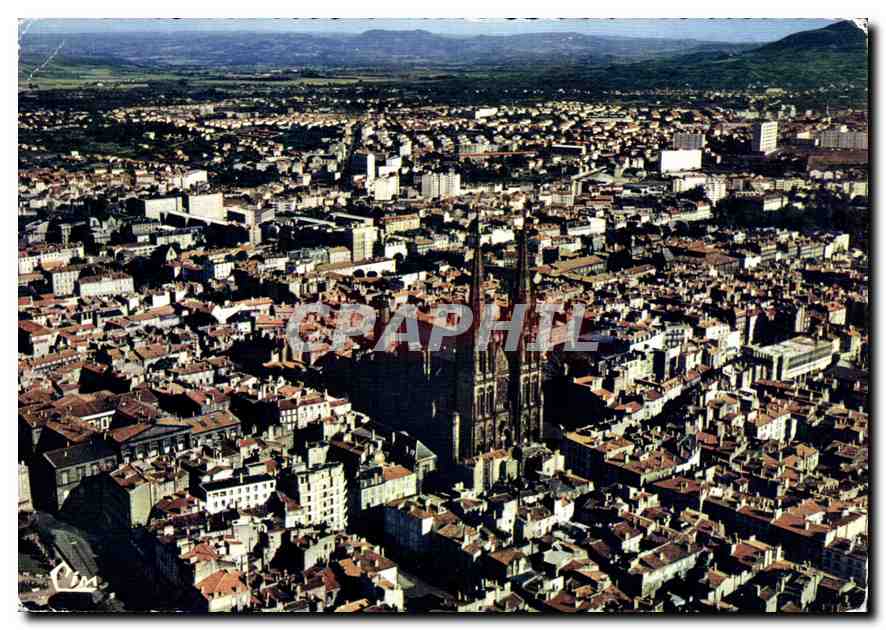CPM Clermont Ferrand P de D Vue generale aerienne et la Cathedrale 