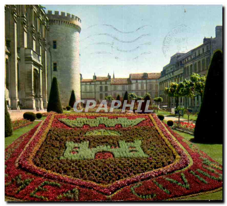 CPM Couleurs et Lumiere de France Angouleme Charente L'Hotel de Ville et le Massif fleuri aux Armes 