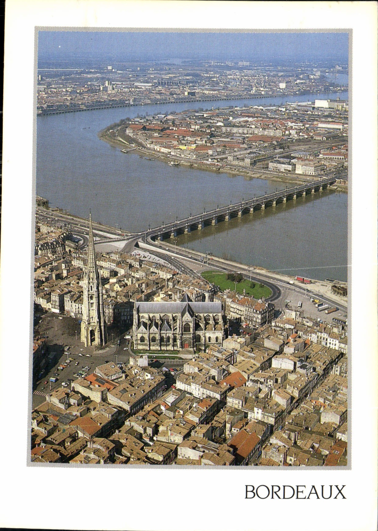 Bordeaux — vue aérienne de la cathédrale Saint-Michel, du pont de Pierre et du port — Éditions Combier