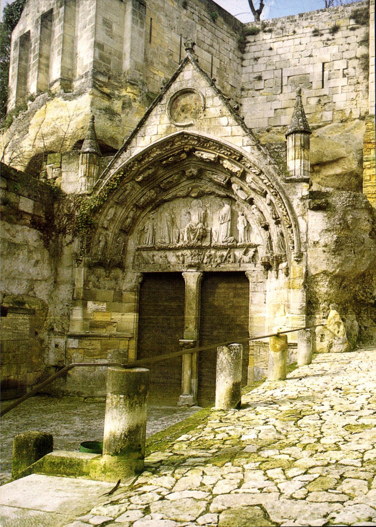 Saint-Émilion — Façade de l'église monolithique creusée dans la falaise — Éditions et Impressions Comblier / Mâcon