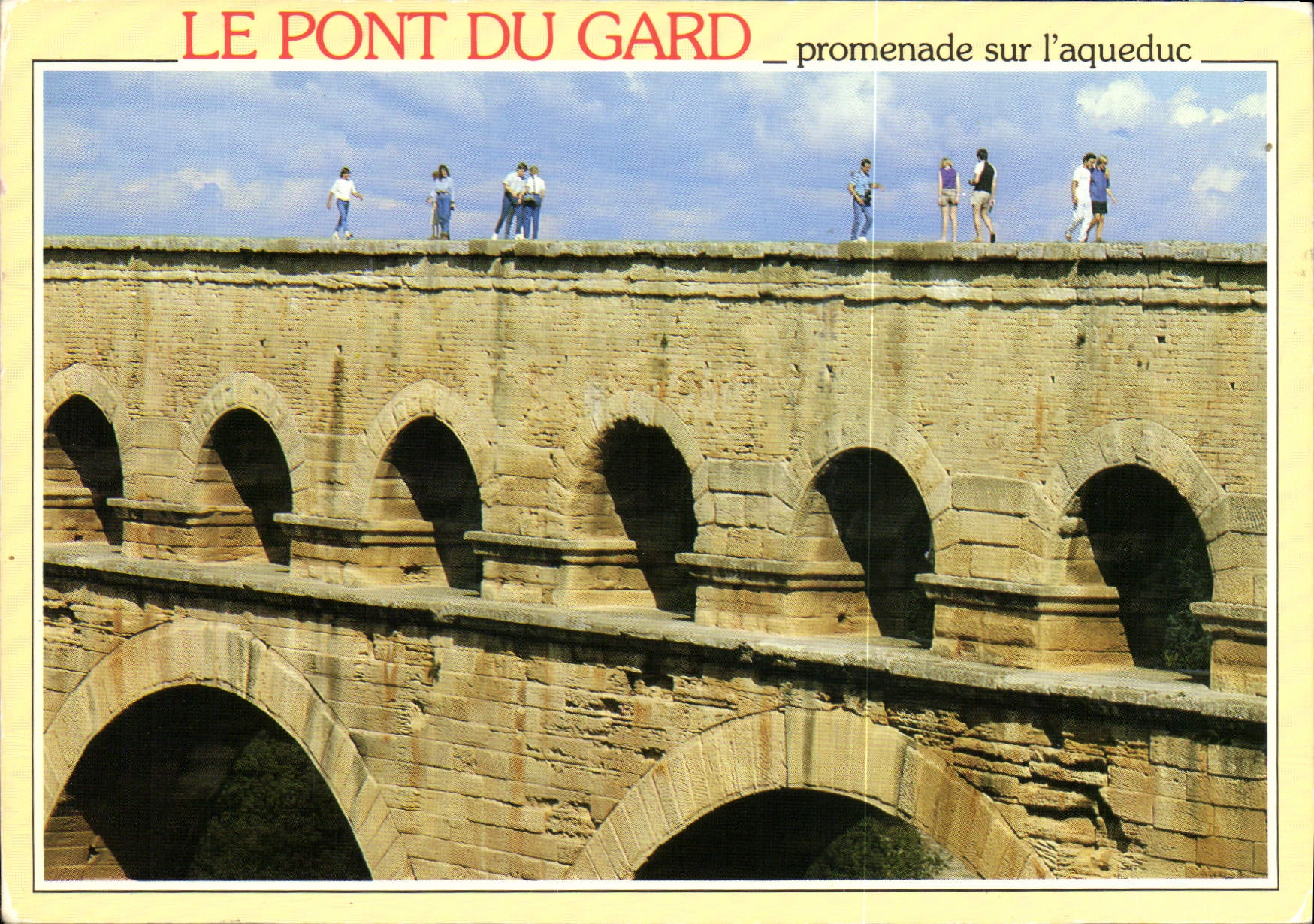 CPM Hauts de Provence Le Pont du Gard Promenade sur l'Aqueduc 