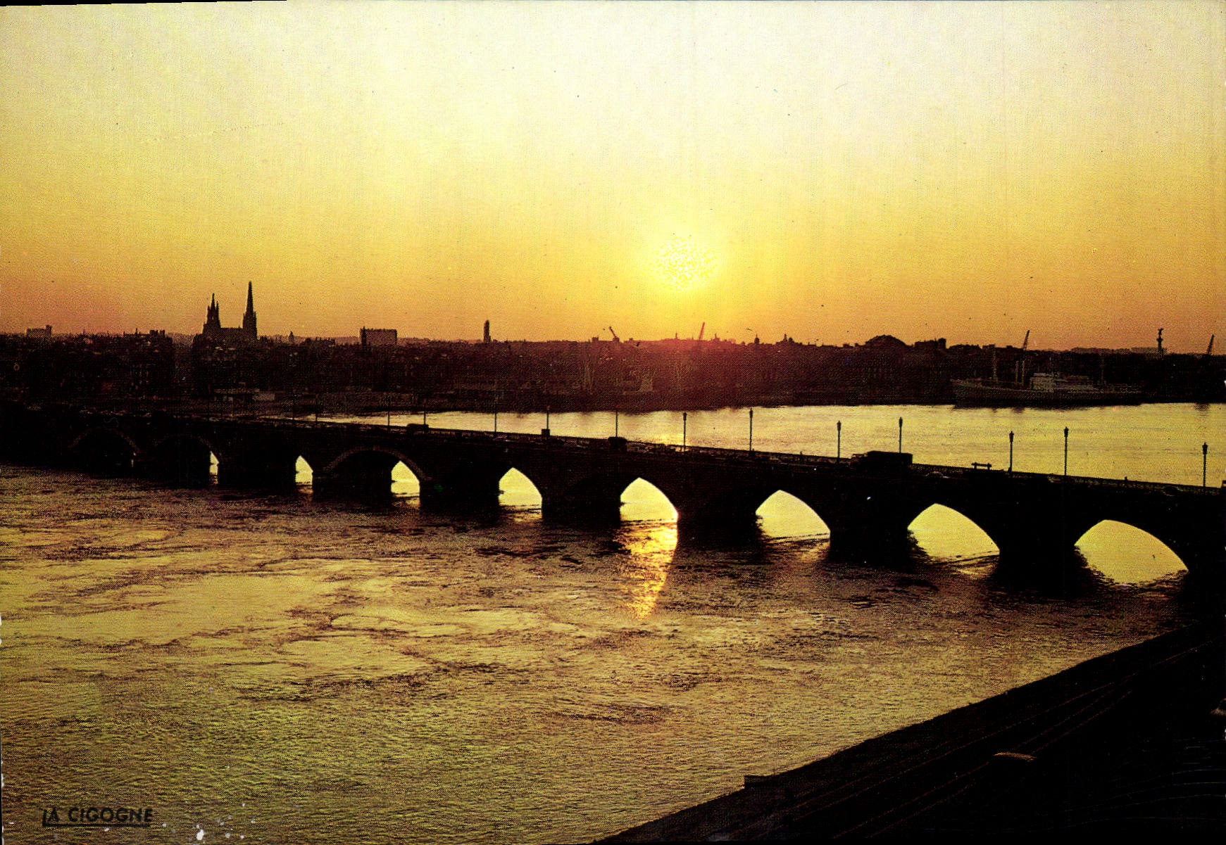 Bordeaux — Coucher de soleil et le Pont de Pierre — Éditions LA CIGOGNE