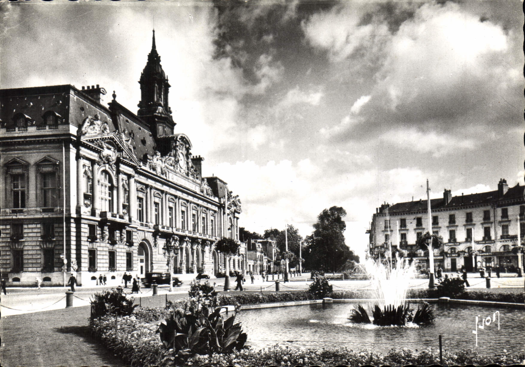 CPM Tours Place Jean Jaures et l'Hotel de Ville 