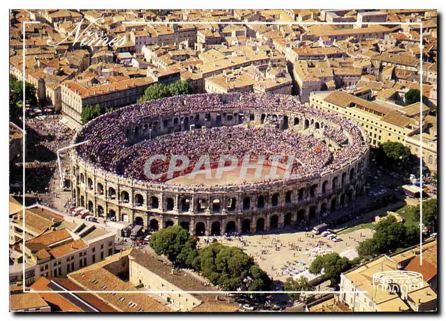 Nîmes — Le Colisée rempli de spectateurs — Éditions Azur Riviera