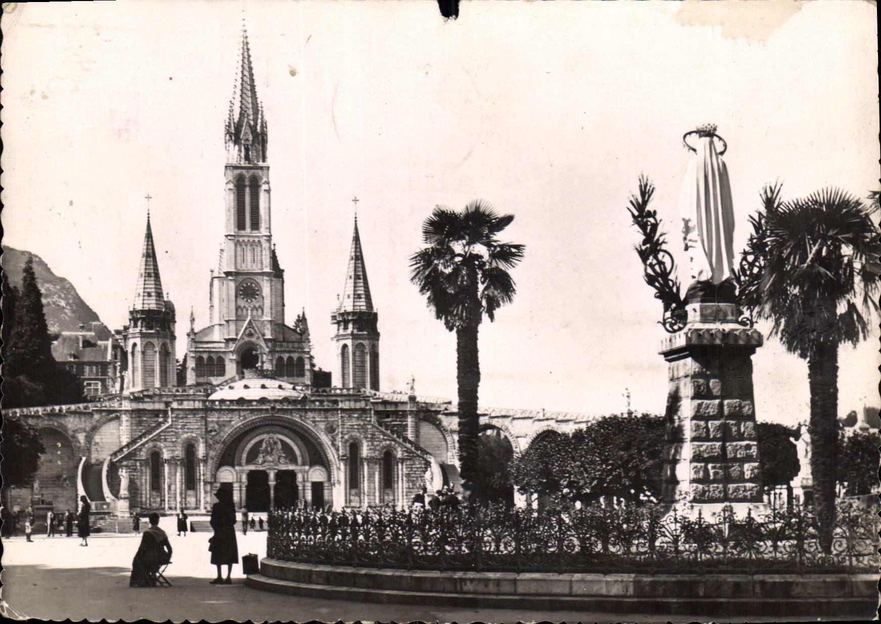 CPM Lourdes La Basilique La Vierge Couronnee 