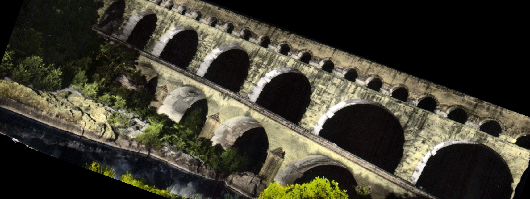 CPM Le Pont du Gard Vue de nuit sur'l'aqueduc romain 