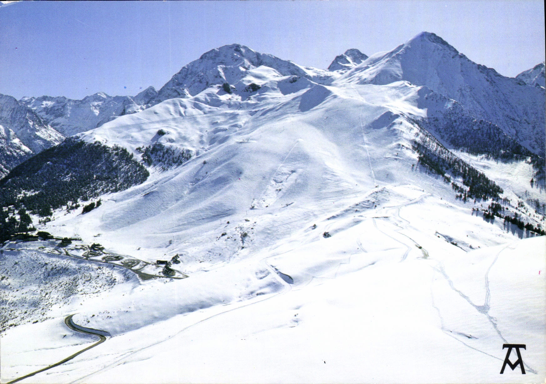 Les Pyrénées sous la neige — Vue générale, les pistes, les Pics de Sarrouilles, de Lustou et d'Estos — Éditions Artpyr, K.998