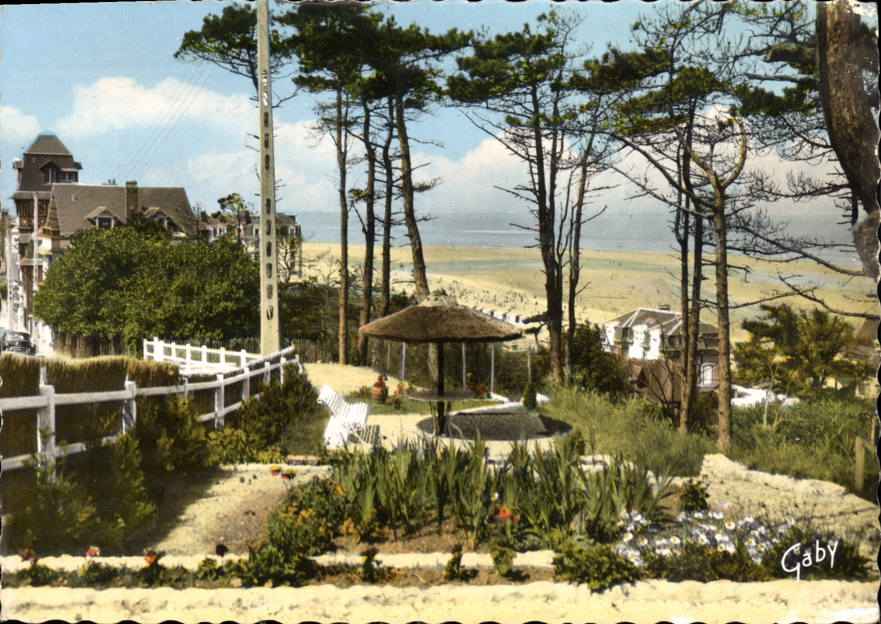 Houlgate (Calvados) — La Plage vue à travers les Pins — Gaby