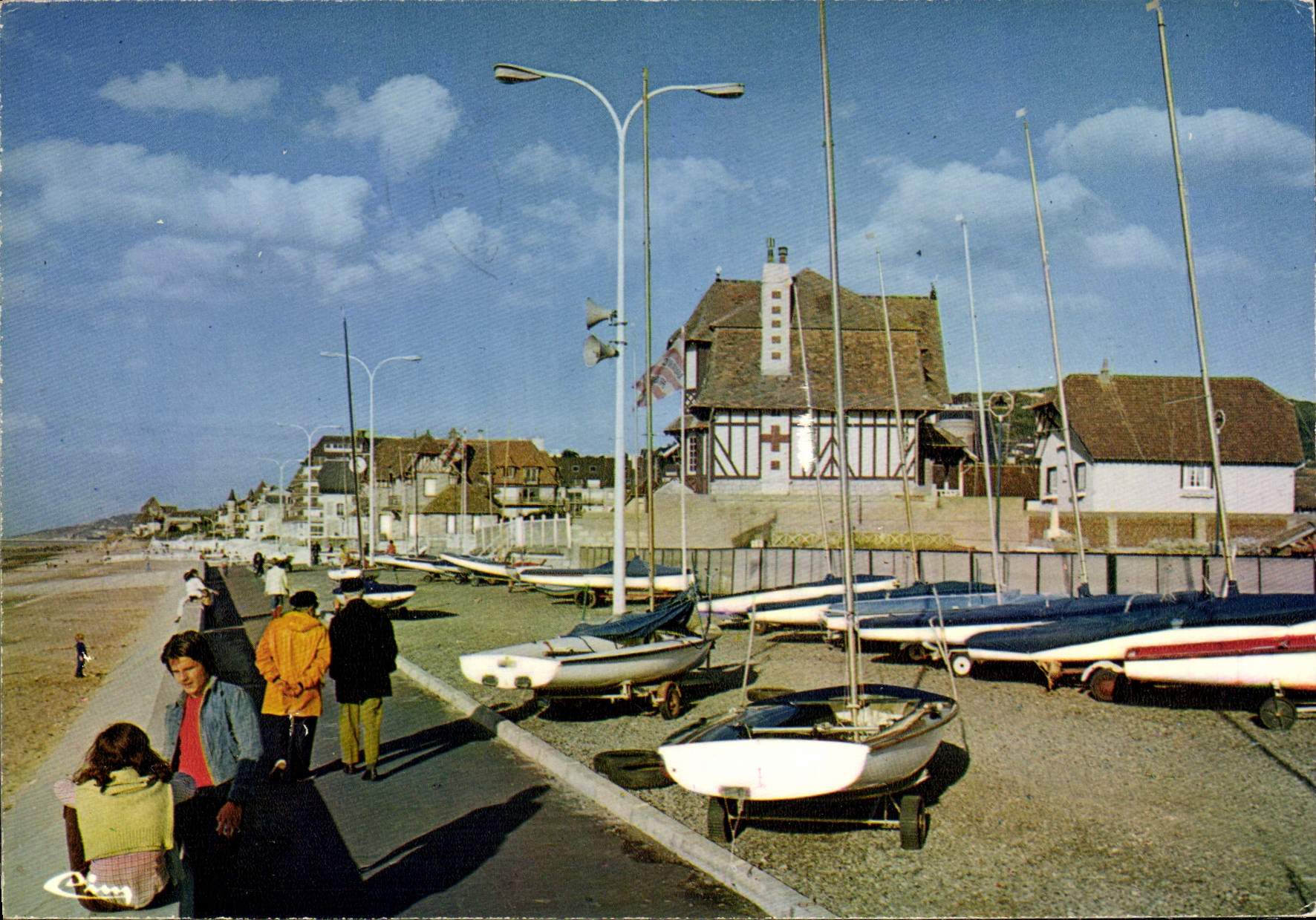 Blonville-sur-Mer — La digue-promenade - Le club de voile — Imprimeur Mâcon