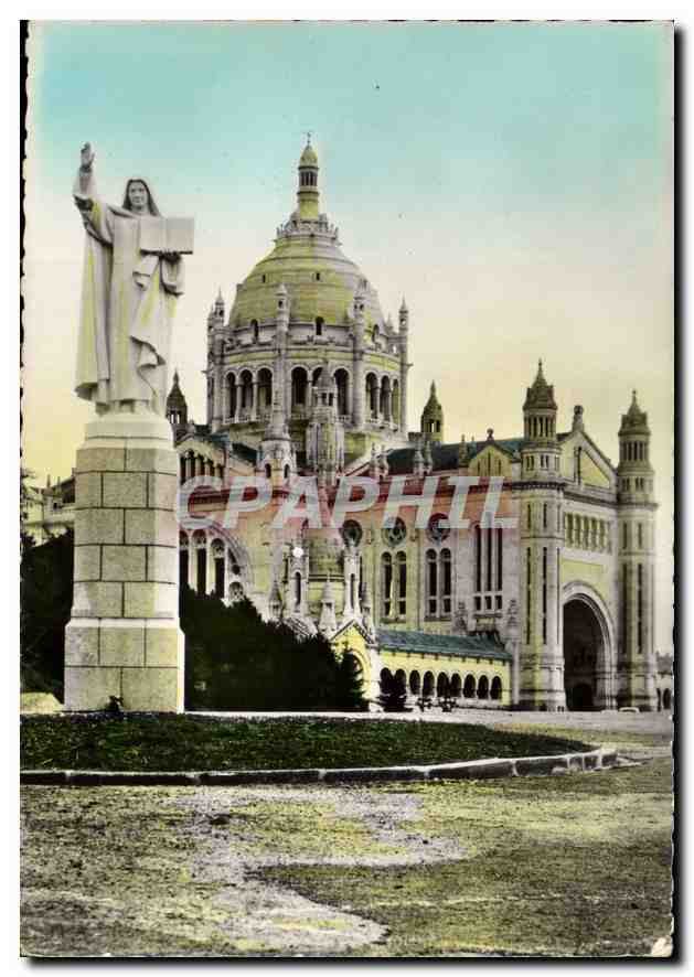CPM La Basilique de Lisieux Statue de Ste Therese a l'entree du Parvis 
