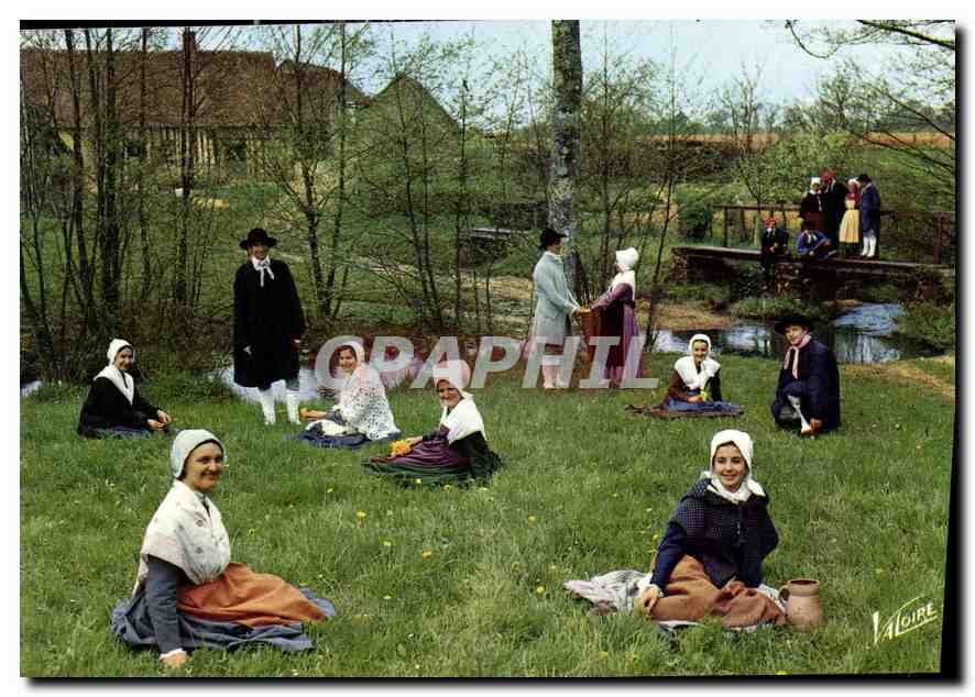 CPM La Ronde de Chartres Cercle laique Cueilette des coucous pres de la ferme du Petit Carcahu Fraze