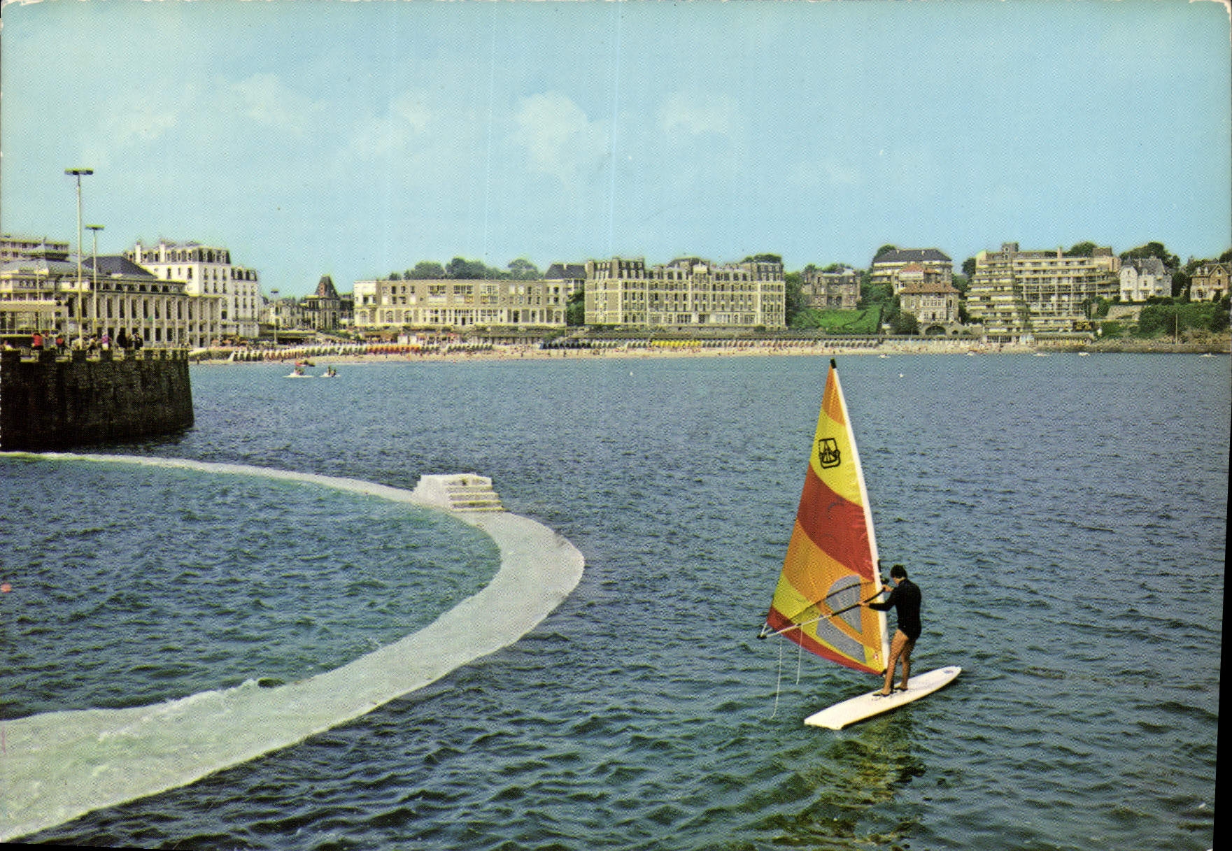 Dinard (Ille-et-Vilaine) — Perspective sur la plage — Éditions Pierre Artaud & Cie, Nantes
