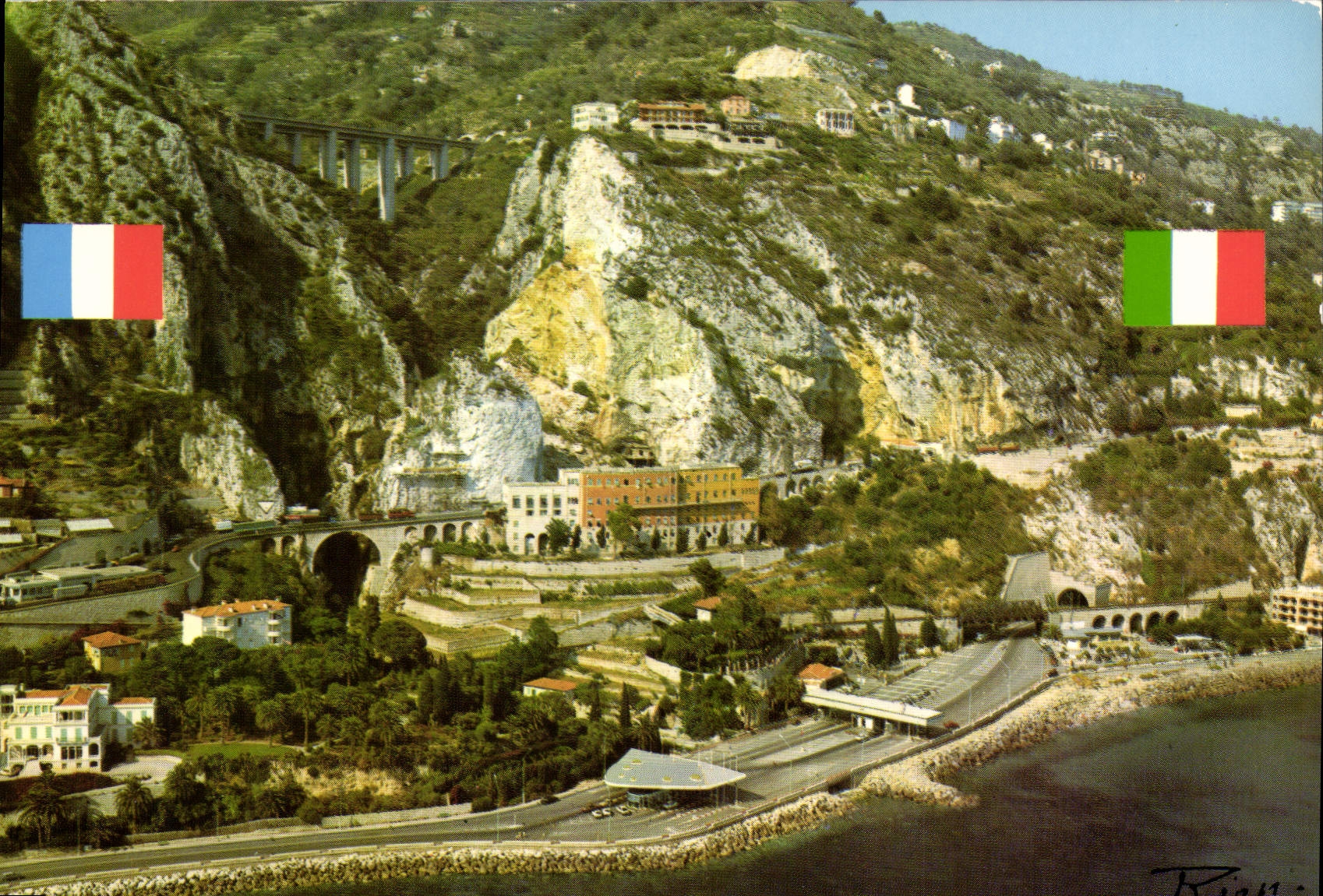 Menton — Vue aérienne des 3 frontières avec l'Italie — Éditions la Côte d'Azur