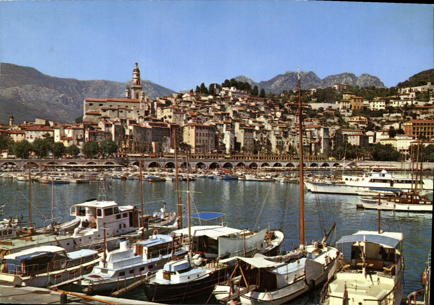 Menton — Un coin du Port, la Vieille Ville et le Quai Bonaparte — Éditions d'Art Montluçon