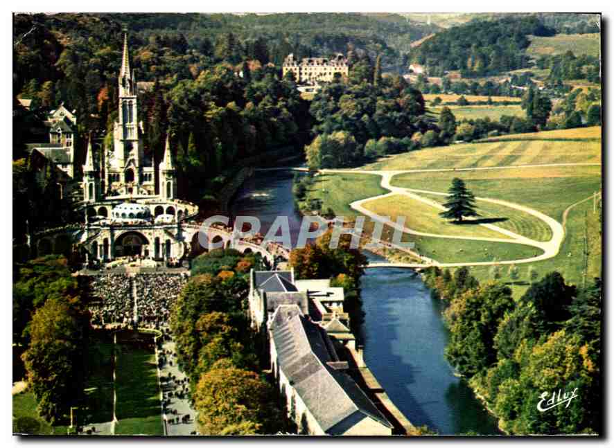 CPM Lourdes Vue aerienne sur la Basilique 
