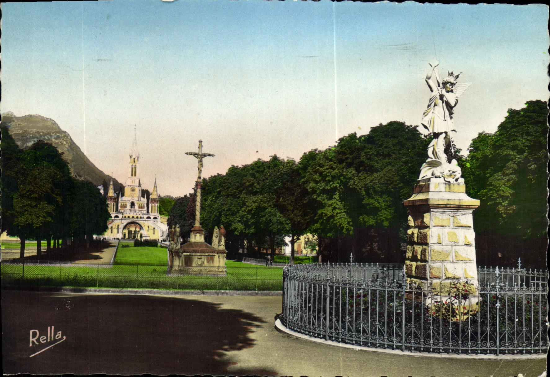 Lourdes — St-Michel terrassant le Dragon, la Croix des Bretons et la Basilique — Rella, n°1032