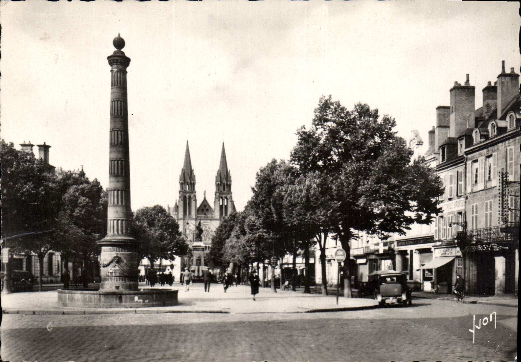 Moulins (Allier) — Place d'Allier et église du Sacré-Cœur — Les Éditions d'Art Yvon, n° 15, rue Marol