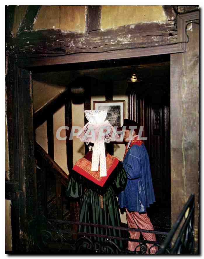 CPM La Normandie Couple en costume regional dans le cadre de la plus vieille auberge de France 