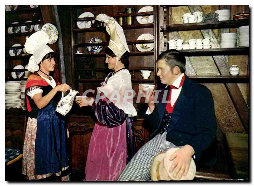 CPM La Normandie Couple en costume regional dans le cadre de la plus vieille auberge de France 