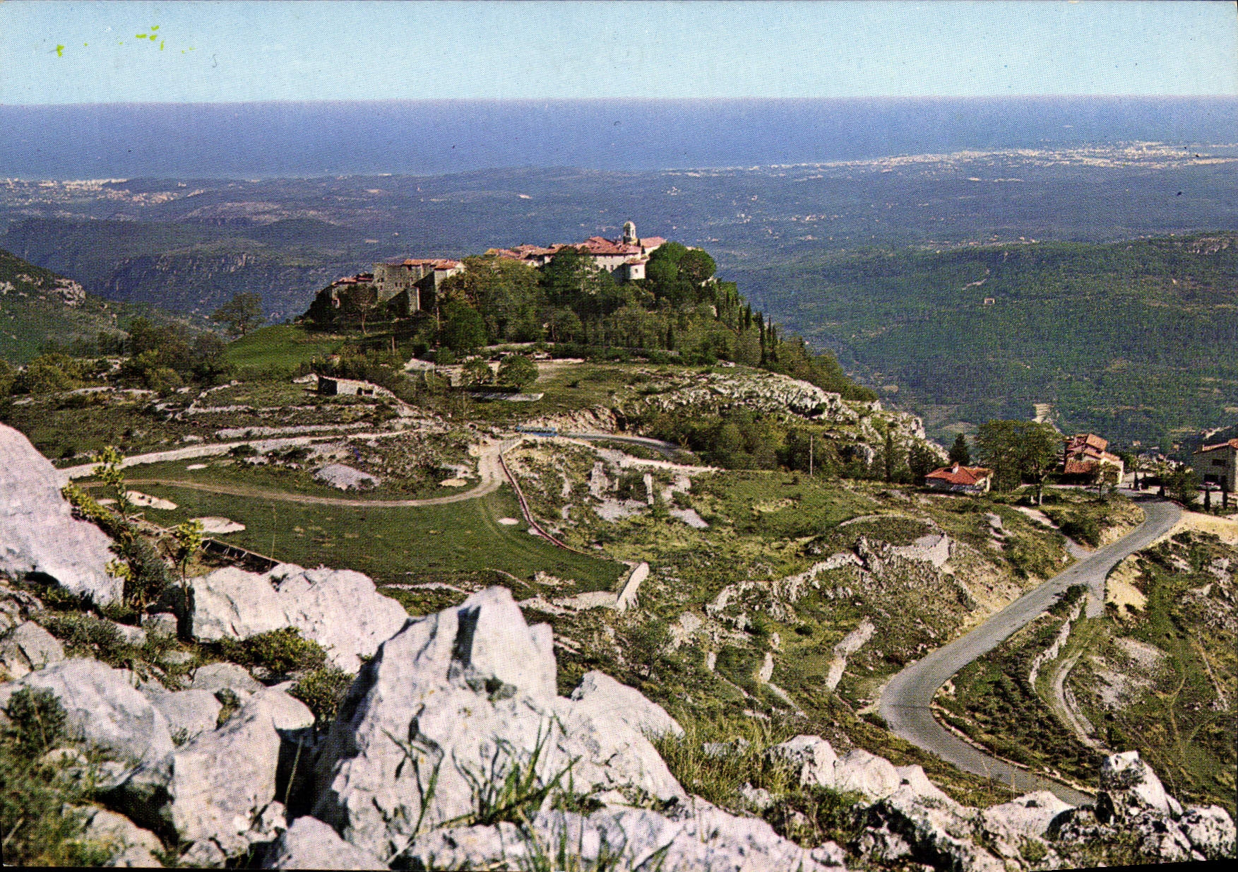 CPM Cote d'Azur French Riviera Excursion des Gorges du Loup Gourdon Vue generale 