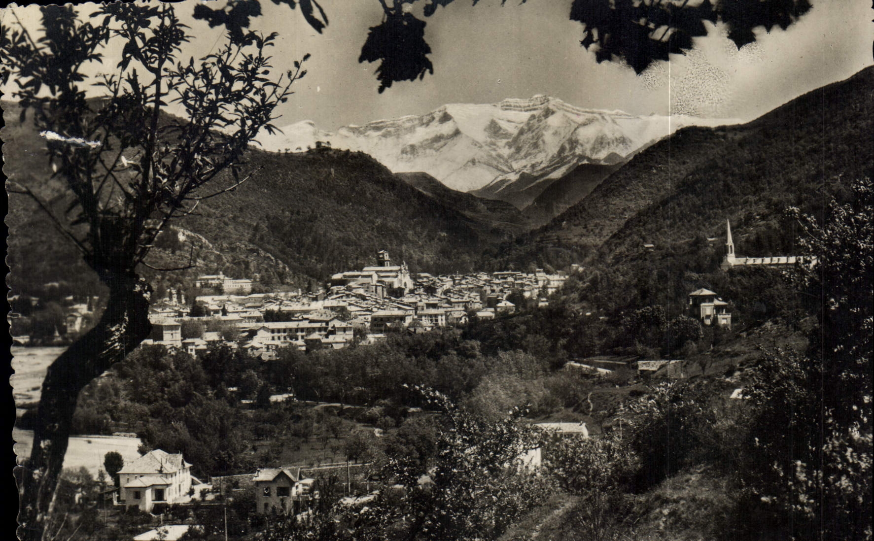 Digne-les-Bains (B.-A.) — En Provence. Sur la Route des Alpes et Route Napoléon. La Chapelle Saint-Donnîn et les 3 Évêchés.
